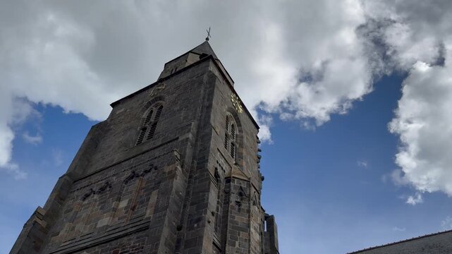Clocher &eacute;glise et course des nuages