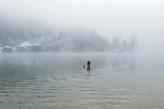 Man with cap, 55, ice bathing, including winter bathing in K&ouml;nigssee, Sch&ouml;nau am K&ouml;nigssee, Berchtesgadener Land, Upper Bavaria, Bavaria, Germany
