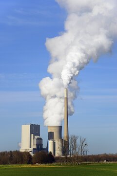 Large industrial plant with smoking chimney under a blue sky, coal-fired power plant, coal-fired power station, Mehrum, Peine district, Lower Saxony, Germany