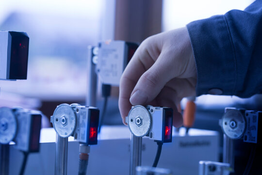 Hand operating sensoric device