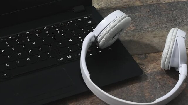 remove wireless headphones after using a computer without any hassle