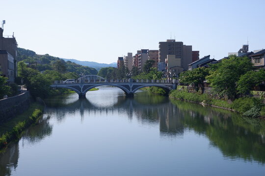 朝の金沢浅野川大橋