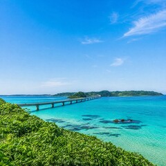 Fototapeta premium 山口県下関市の角島大橋とエメラルドグリーンの海