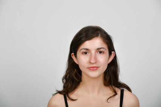 Polaroid-Aufnahme eines jungen weiblichen Models in schwarzer Kleidung vor neutralem Hintergrund. Nat&uuml;rliche Ausstrahlung, Fashion-Casting, Sedcard und Model-Portfolio.