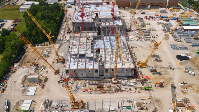 Luftbildaufnahme einer Baustelle mit vielen Baukr&auml;nen