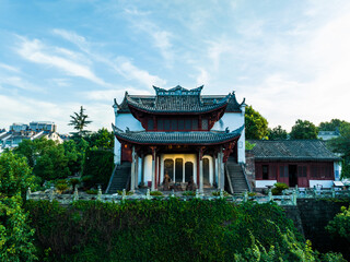 Obraz premium Ancient Chinese Temple in Wuzhou - Traditional Architecture with City View