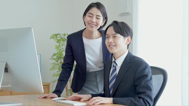 パソコンを見る上司と部下