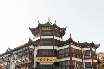 Obraz premium Traditional Chinese Architecture with Upturned Eaves and Ornamental Roofing