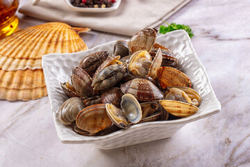 Steamed vongole clams with spices © Andrei Starostin