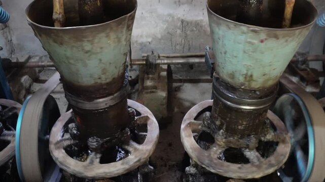 Kachi ghani oil press producing pure mustard oil