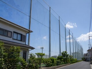 Obraz premium Residential View Looking Up at High Protective Ball Net 