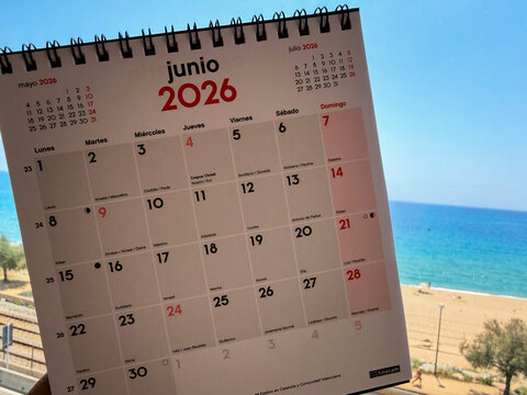 Calendario de junio de 2026 frente al mar Mediterr&aacute;neo en un entorno de teletrabajo y planificaci&oacute;n &mdash; fotograf&iacute;a iPhone 17 Pro