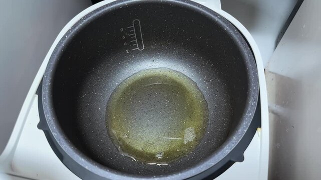 Adding raw meat to multi-cooker pot for borscht cooking