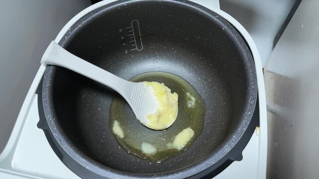Melting of solid fat in multi-cooker pot, time-lapse