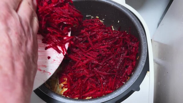 Adding grated beet to meat and other vegetables in multicooker