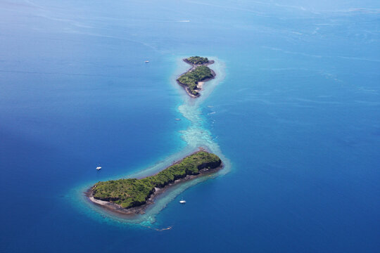 Vue a&eacute;rienne d'&icirc;lot volcanique verdoyant entour&eacute; de r&eacute;cif frangeant turquoise &agrave; Mayotte