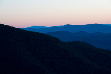 Obraz premium September sunset in Shenandoah National Park at Timber Hollow Overlook located in Virginia