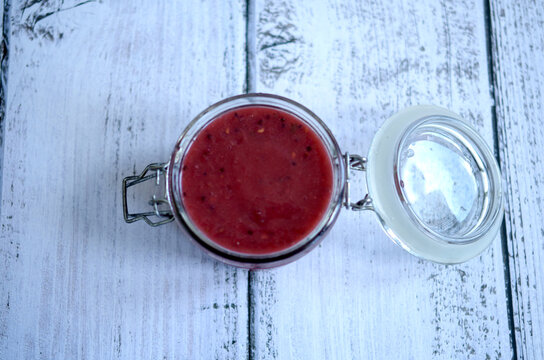 Domowy dżem z agrestu w szklanym słoiku. Homemade gooseberry jam prepared from fresh seasonal fruit. Natural preserve with sweet and sour flavor, perfect for breakfast, desserts and healthy homemade.