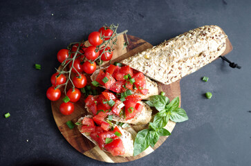 Bruschetta z pomidorami, świeżą bazylią i chrupiącym pieczywem. Traditional Italian appetizer prepared with fresh ingredients. Homemade bruschetta perfect for lunch, party snacks. © Justyna