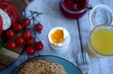 Jajko na miękko podane na śniadanie, z płynnym żółtkiem i delikatnym białkiem. Soft boiled egg served as a healthy and nutritious breakfast, rich in protein and perfect for a balanced diet. © Justyna