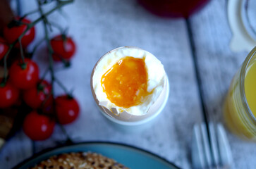 Jajko na miękko podane na śniadanie, z płynnym żółtkiem i delikatnym białkiem. Soft boiled egg served as a healthy and nutritious breakfast, rich in protein and perfect for a balanced diet. © Justyna