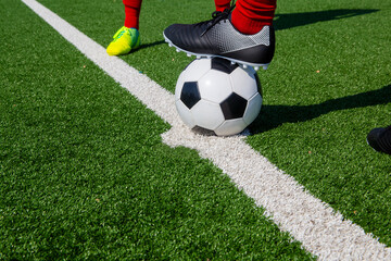 Symbolbild Fußball: Fußballer führen den Anstoß aus © U. J. Alexander