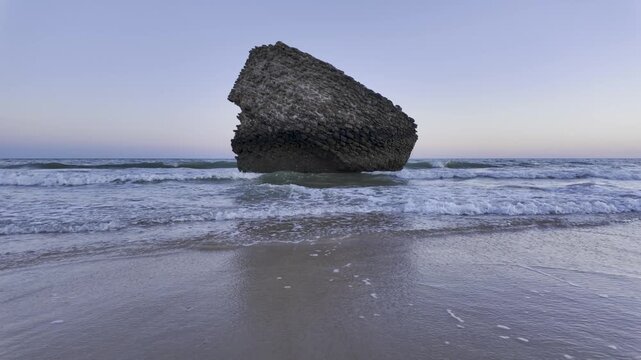  Torre de la Higuera en la playa de Matalasca&ntilde;as al atardecer, Huelva, Andaluc&iacute;a. Mayo 2026.