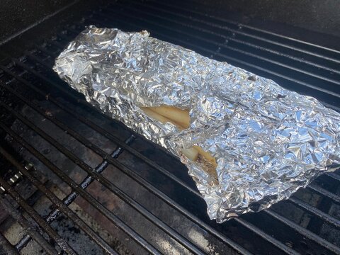 Wei&szlig;er Spargel in Alufolie auf dem Grill. Saisonales BBQ-Rezept mit frischem Stangenspargel, Outdoor-Cooking und kulinarischem Fr&uuml;hlingsgenuss zur Spargelzeit. ECHTFOTO