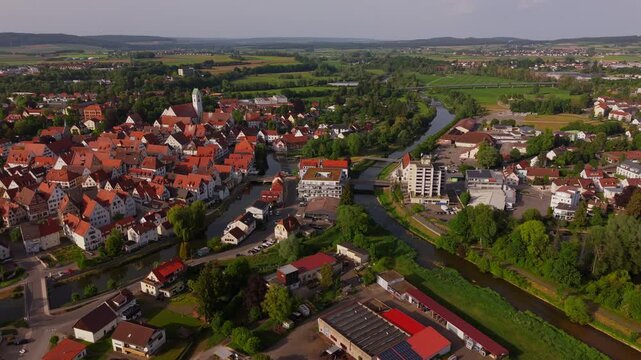 Luftbild von Riedlingen Deutschland mit Stadtzentrum St. Georg Kirche Donau und markanter Altstadtstruktur. High angle drone view of Riedlingen Baden-Wuerttemberg. Top View Altstadt Riedlingen