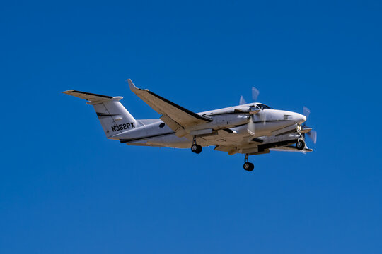 Sunport International Airport 5-24-2026 Albuquerque, NM USAAdvance Air Beechcraft King Air 350 N352PX on final for runway 8 at Albuquerque Sunport international airport.