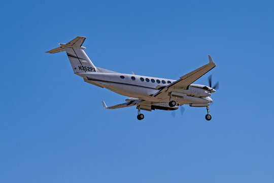 Sunport International Airport 5-24-2026 Albuquerque, NM USAAdvance Air Beechcraft King Air 350 N352PX on final for runway 8 at Albuquerque Sunport international airport.