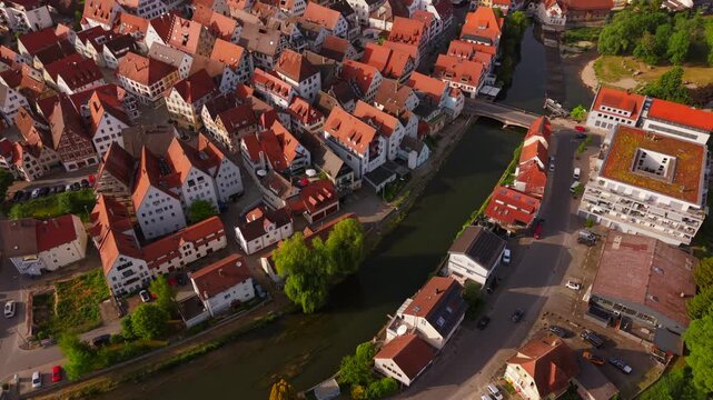 Luftaufnahme Riedlingen Baden-Wuerttemberg Deutschland mit Altstadt St. Georg Kirche Donauufer und roter Dachlandschaft als malerisches Reiseziel in Oberschwaben. Aerial drone view of Riedlingen