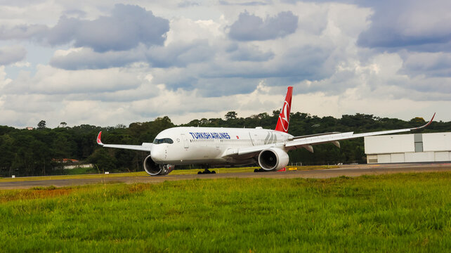 Avi&atilde;o da Turkish Airlines circula pelo Aeroporto Internacional de Guarulhos em opera&ccedil;&atilde;o regular de transporte a&eacute;reo. Guarulhos SP 09 Maio 2026.