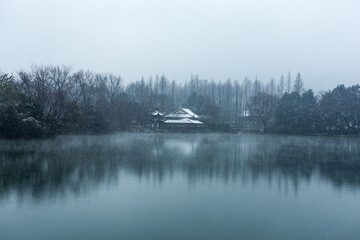 Obraz premium Snowy mist over pavilion at West Lake in Hangzhou