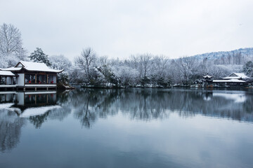 Fototapeta premium Snowy West Lake pavilions reflected on calm water in Hangzhou