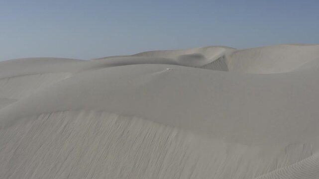 Vista a&eacute;rea del M&eacute;dano Blanco de Sechura, Per&uacute;, con dunas de arena modeladas por el viento que se extienden hacia un &aacute;rido paisaje des&eacute;rtico bajo un cielo despejado. 
