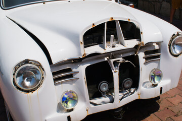 Coche antiguo blanco con faros redondos  © igor