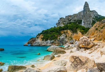 Cala Goloritze offers breathtaking views of rocky cliffs and clear turquoise waters. Enjoy a peaceful beach experience surrounded by natural beauty in Sardinia. © Kotangens