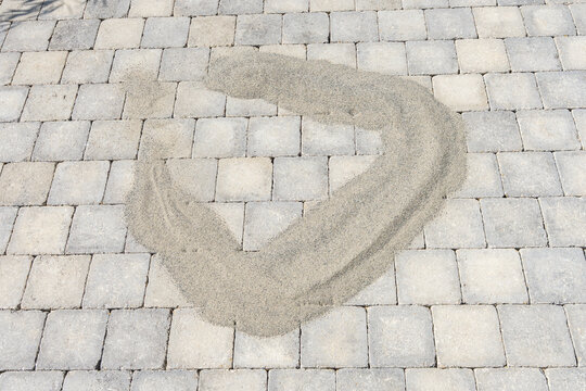 Sol en dalles de b&eacute;ton textur&eacute; avec motifs de sillons visibles remplis de sable, cr&eacute;ant une surface architecturale minimaliste aux contrastes naturels entre mati&egrave;re brute et &eacute;l&eacute;ments fins.