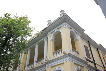 Obraz premium Historic Colonial Building in Shamian, Guangzhou with Classical Architecture