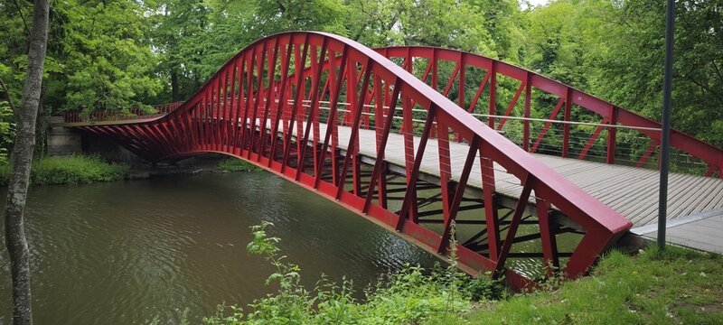 Rote Br&uuml;cke in Br&uuml;gge &uuml;ber Fluss