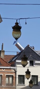 Haus mit schiefem Schornstein