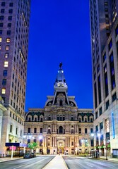 Obraz premium Philadelphia City Hall seen from Broad Street at sunset in Pennsylvania, United States on September 5, 2023