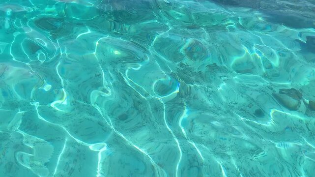 Reflets turquoise eau cristalline d'un oc&eacute;an