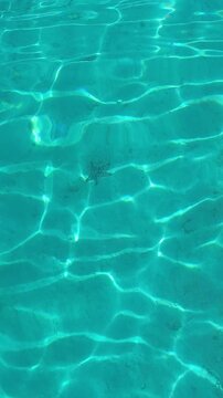 Reflets turquoise eau cristalline d'un oc&eacute;an