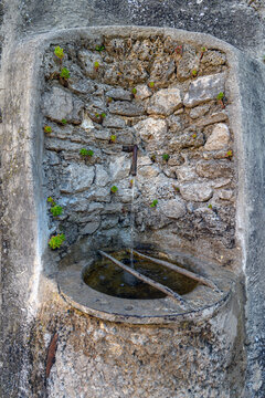 Fontana pubblica in pietra