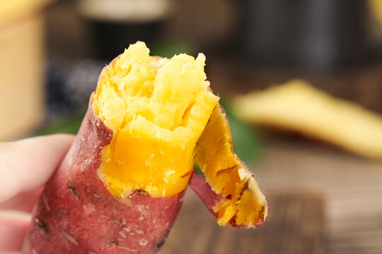Freshly Dug Sweet Potato with Golden Yellow Flesh from Shaanxi China