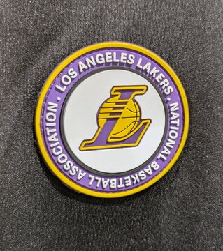Vista de cerca del logotipo de ropa deportiva del equipo de la NBA Los Angeles Lakers de Estados Unidos de Am&eacute;rica 