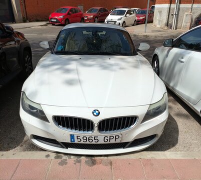 Vista frontal de un autom&oacute;vil BMW Z4 aparcado en una calle de Madrid, Espa&ntilde;a, 22 de abril de 2026