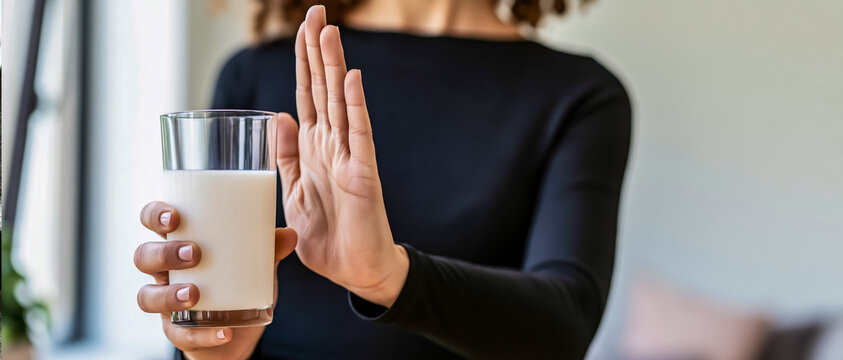 牛乳を拒否する手のクローズアップ 乳糖不耐症と牛乳アレルギーのイメージ
